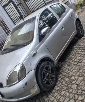 Toyota Vitz 2000 Gray