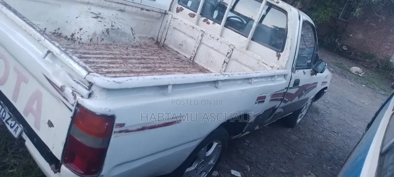 Toyota Hilux 2200 4x4 1986 White