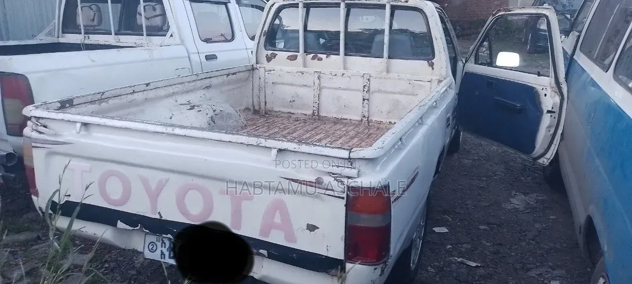 Toyota Hilux 2200 4x4 1986 White
