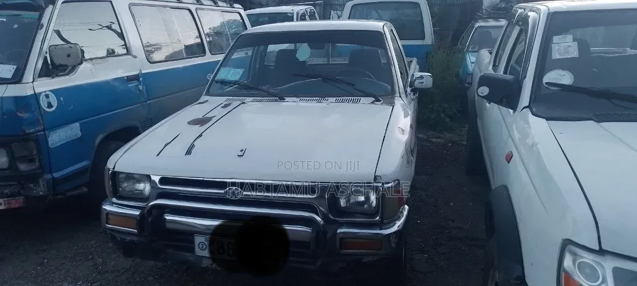 Toyota Hilux 2200 4x4 1986 White