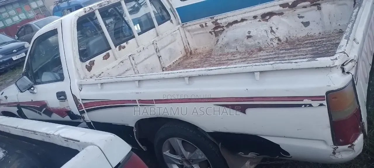 Toyota Hilux 2200 4x4 1986 White