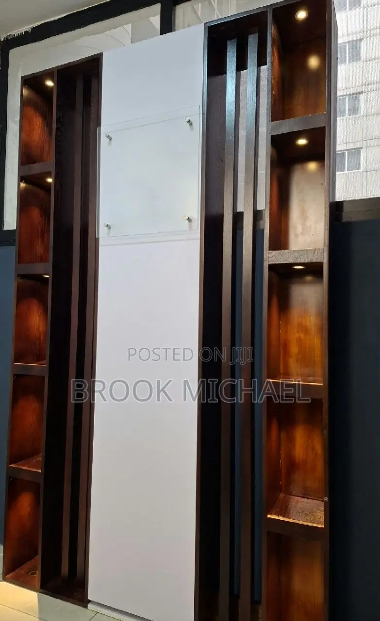 የቢሮ ሼልፍ / መደርደርያ OAK Wood
ሎጎ መለጠፍያ ቦታ ያለው
