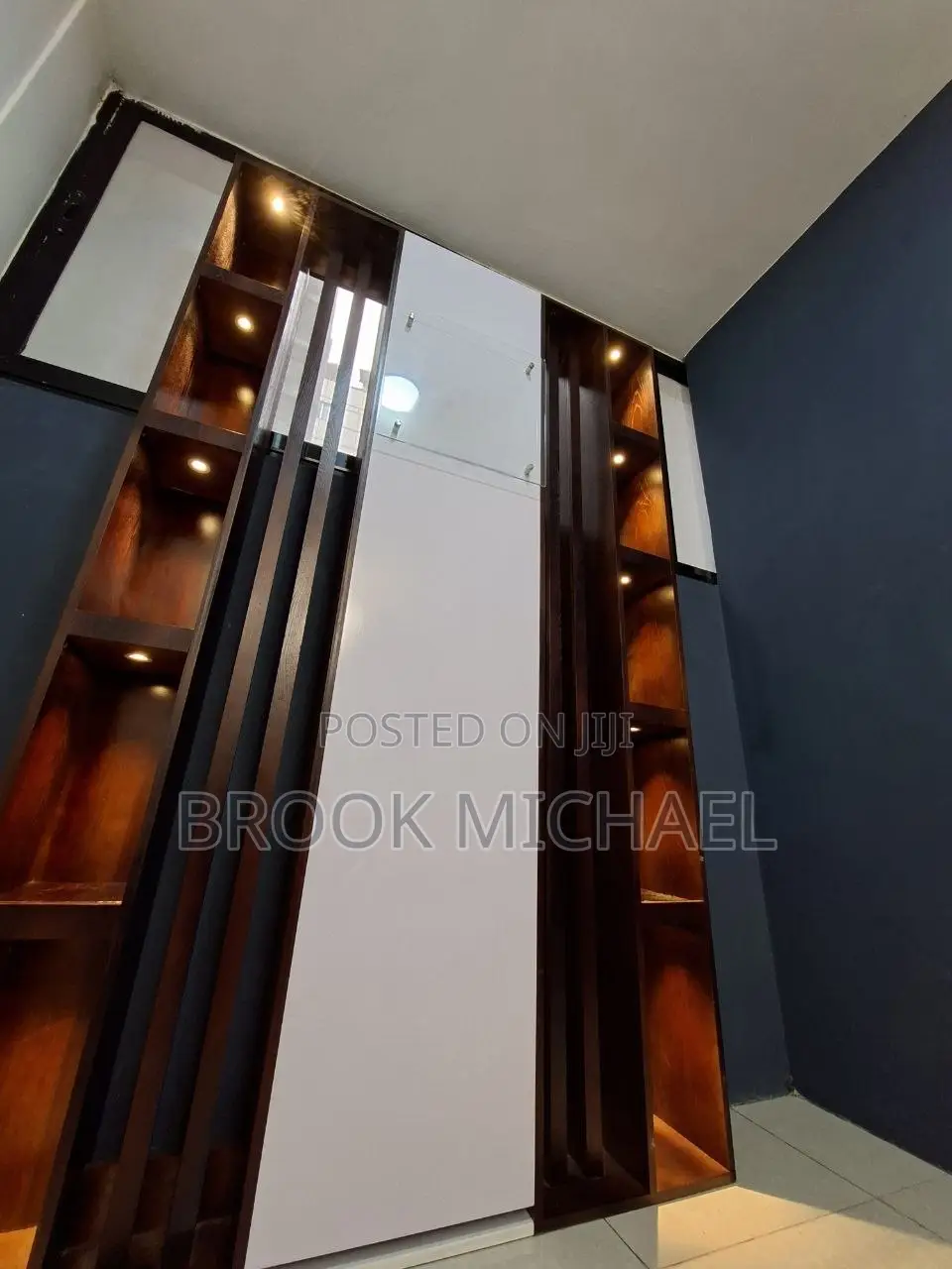 የቢሮ ሼልፍ / መደርደርያ OAK Wood
ሎጎ መለጠፍያ ቦታ ያለው