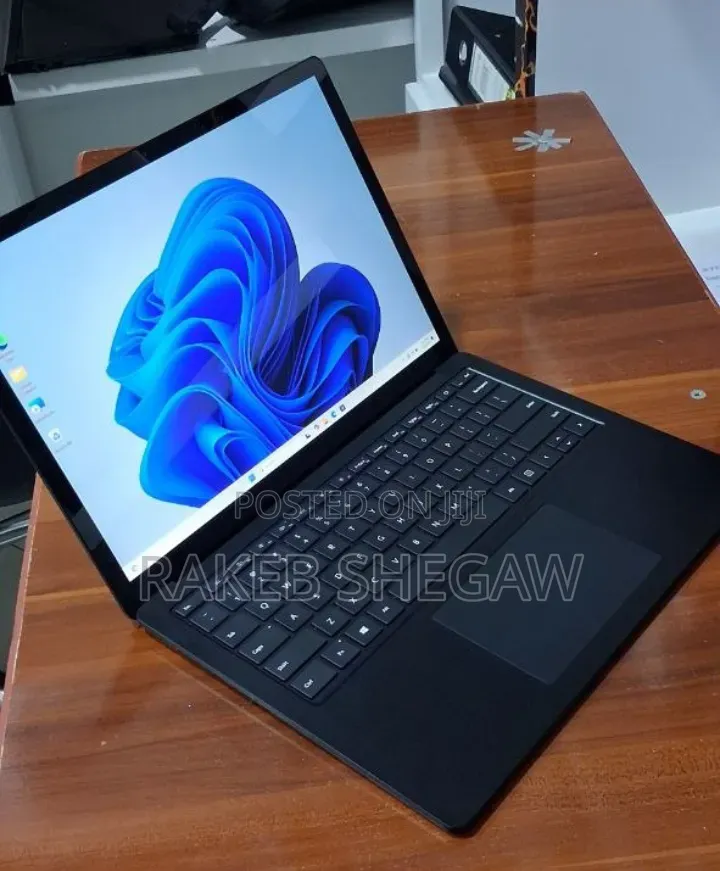 New Laptop Microsoft Surface 16GB Intel Core i7 SSD 512GB