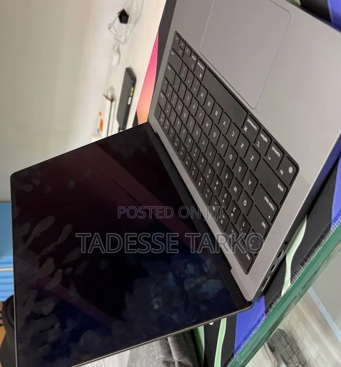 New Laptop Apple MacBook Pro 2023 M3 8GB Apple M3 Pro SSD 512GB