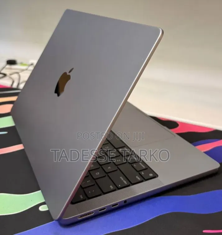 New Laptop Apple MacBook Pro 2023 M3 8GB Apple M3 Pro SSD 512GB