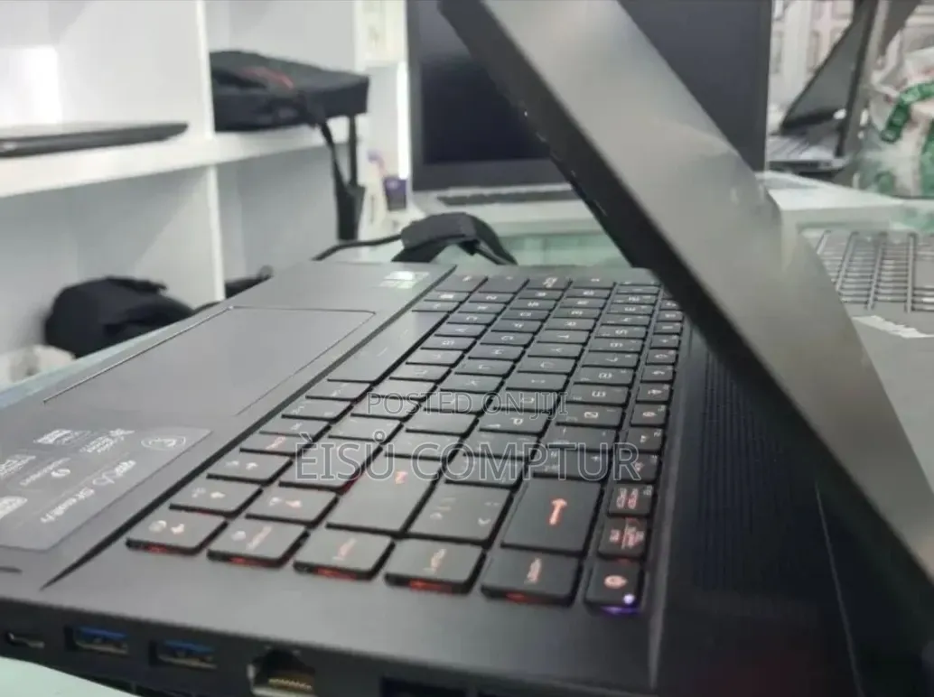 New Laptop MSI Stealth 16 AI Studio 16GB Intel Core i7 SSD 1T