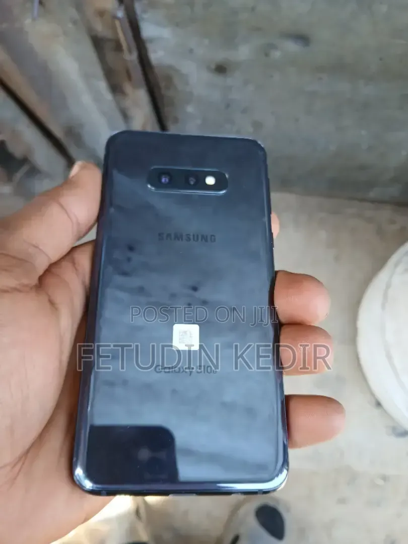 New Samsung Galaxy S10e 128 GB Black
