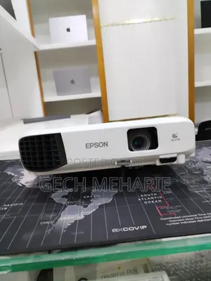 Brand New EPSON Projector With Bag , Remote Model Name: EB-E10 Ha