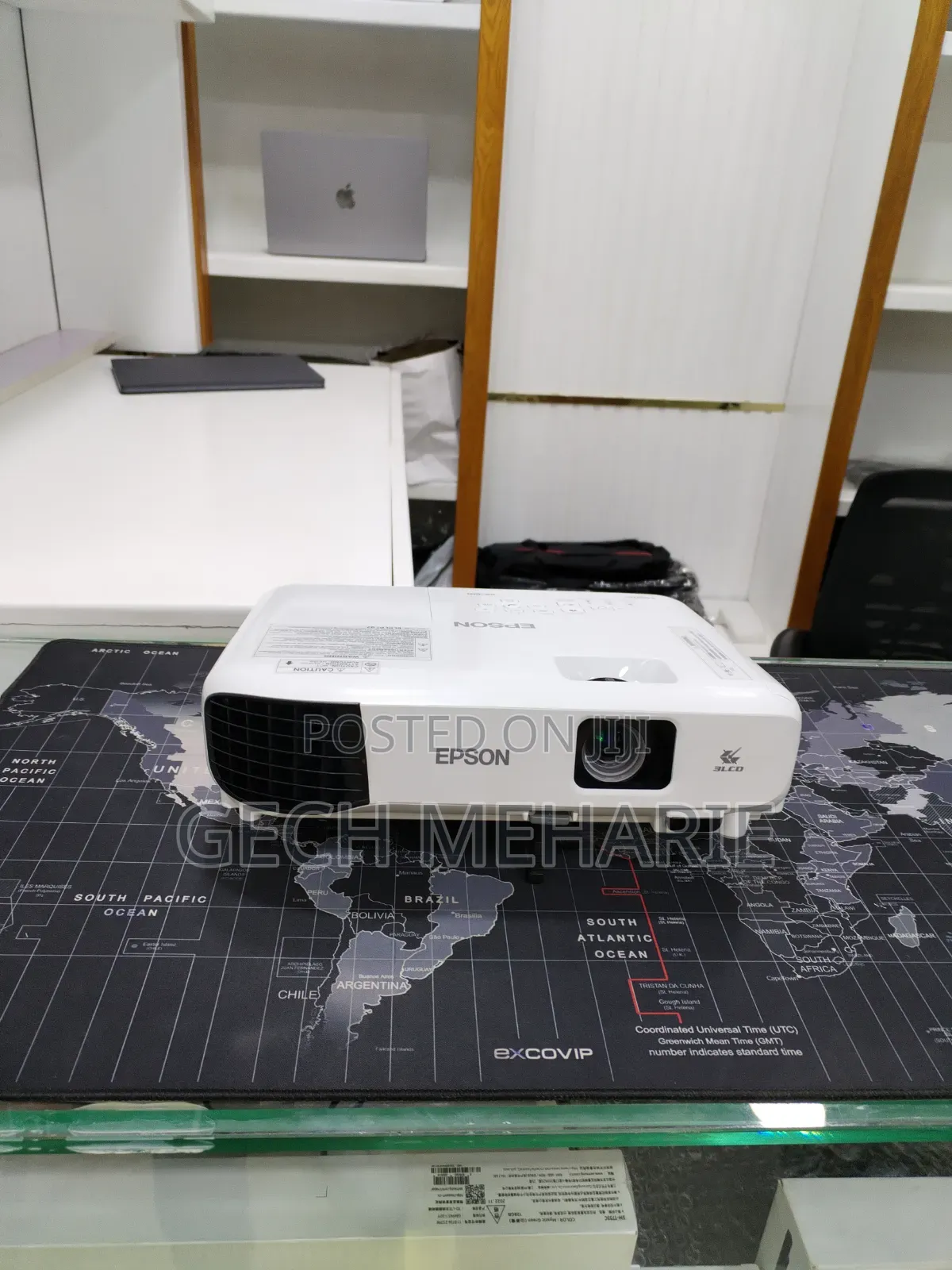 Brand New EPSON Projector With Bag , Remote Model Name: EB-E10 Ha