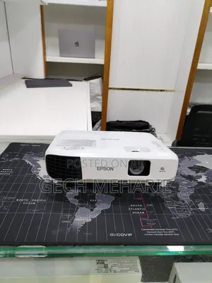 Brand New EPSON Projector With Bag , Remote Model Name: EB-E10 Ha