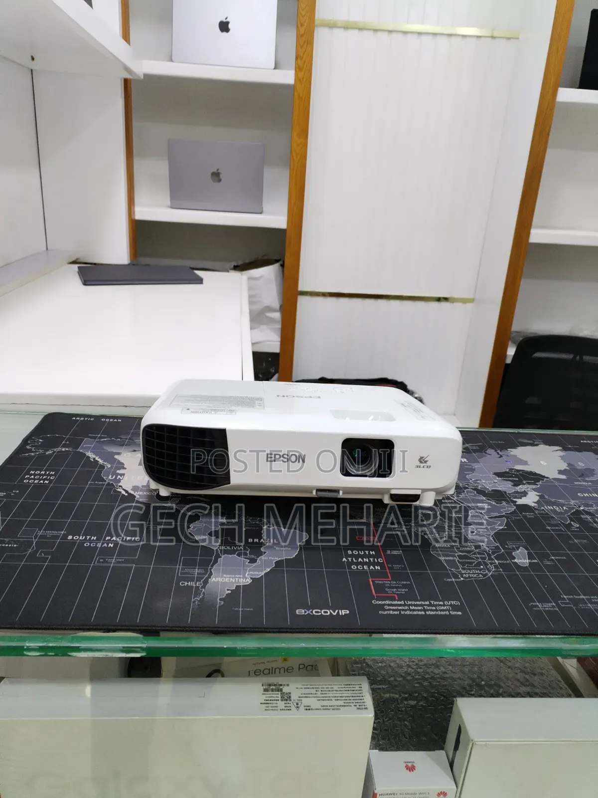 Brand New EPSON Projector With Bag , Remote Model Name: EB-E10 Ha