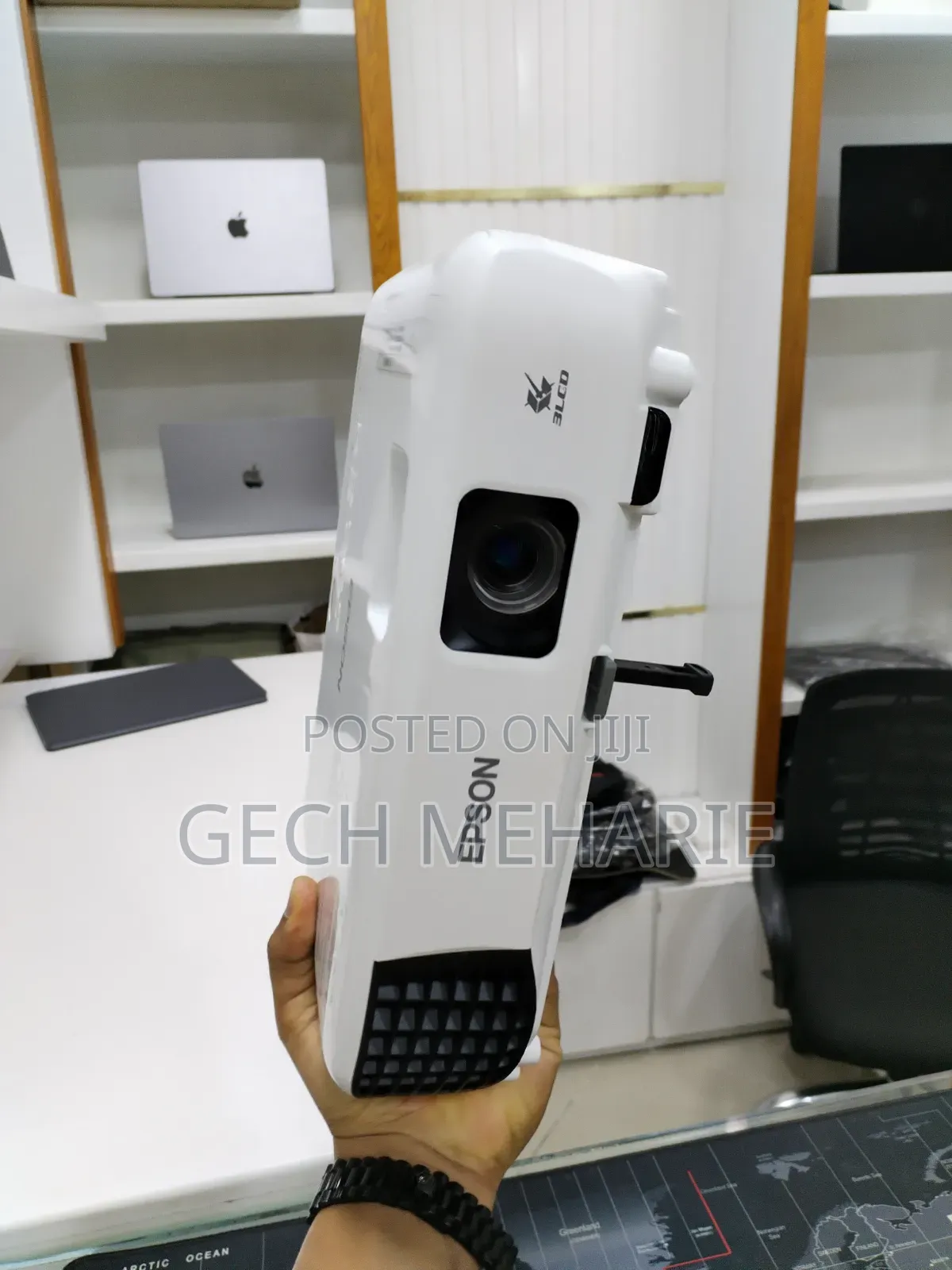 Brand New EPSON Projector With Bag , Remote Model Name: EB-E10 Ha