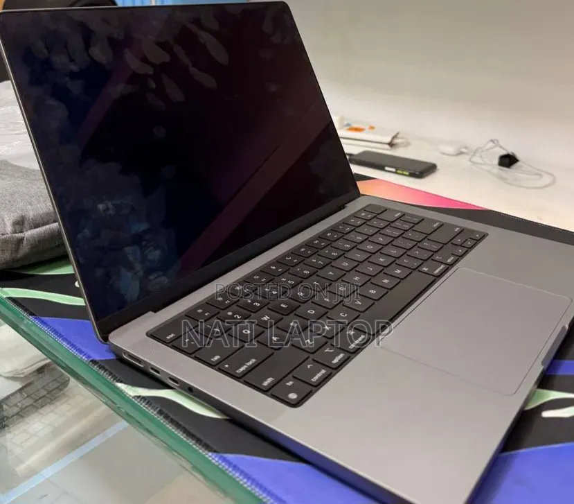 New Laptop Apple MacBook Pro 2023 M3 8GB Apple M3 Pro SSD 512GB