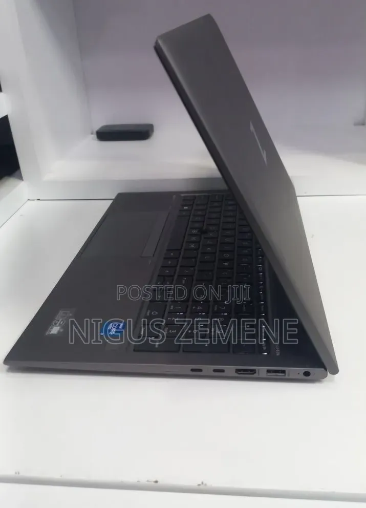 New Laptop HP ZBook Firefly G8 16GB Intel Core i7 SSD 512GB
