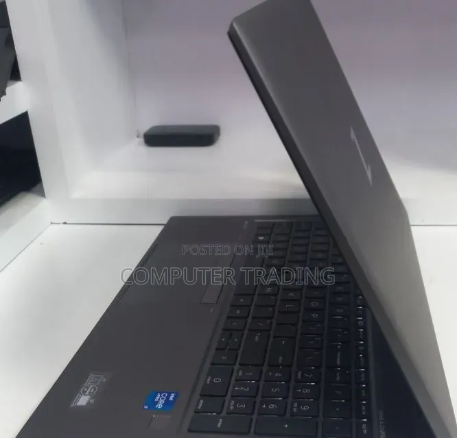 New Laptop HP ZBook Firefly G8 16GB Intel Core i7 SSD 512GB