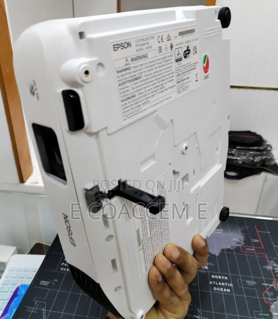 Brand New EPSON Projector With Bag , Remote