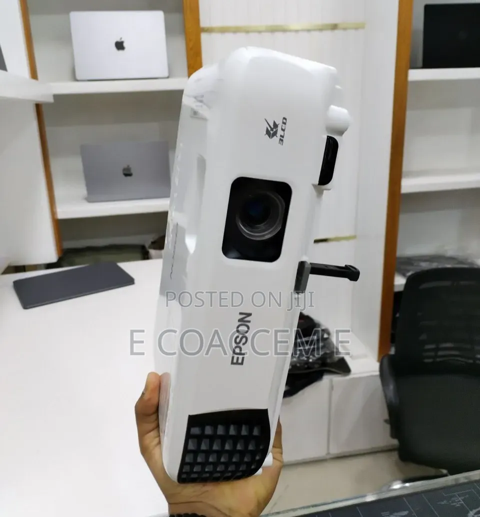 Brand New EPSON Projector With Bag , Remote