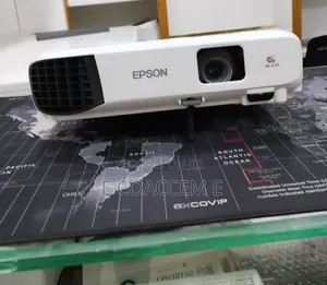Brand New EPSON Projector With Bag , Remote