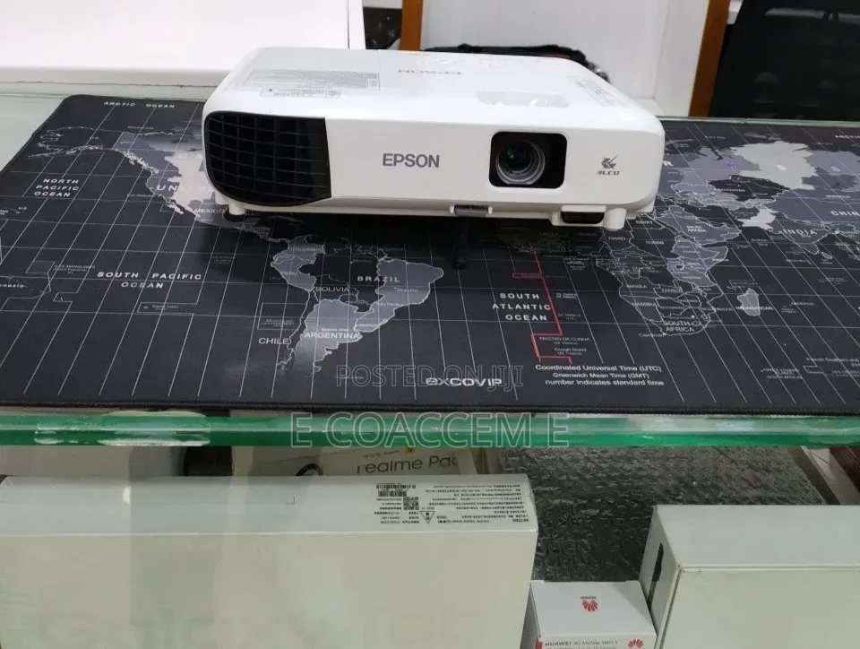 Brand New EPSON Projector With Bag , Remote