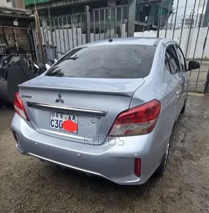 Mitsubishi Attrage 2022 Silver