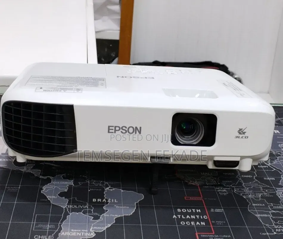 Brand New EPSON Projector With Bag , Remote