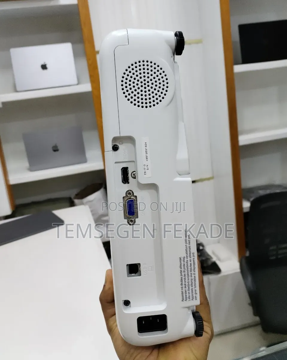 Brand New EPSON Projector With Bag , Remote