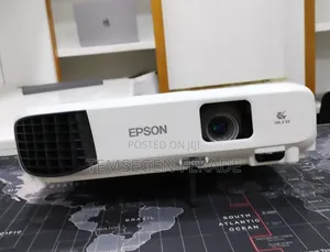 Brand New EPSON Projector With Bag , Remote