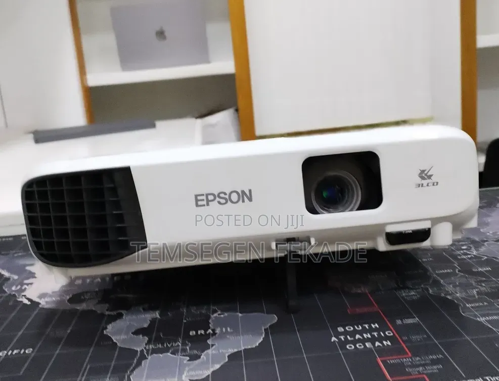 Brand New EPSON Projector With Bag , Remote