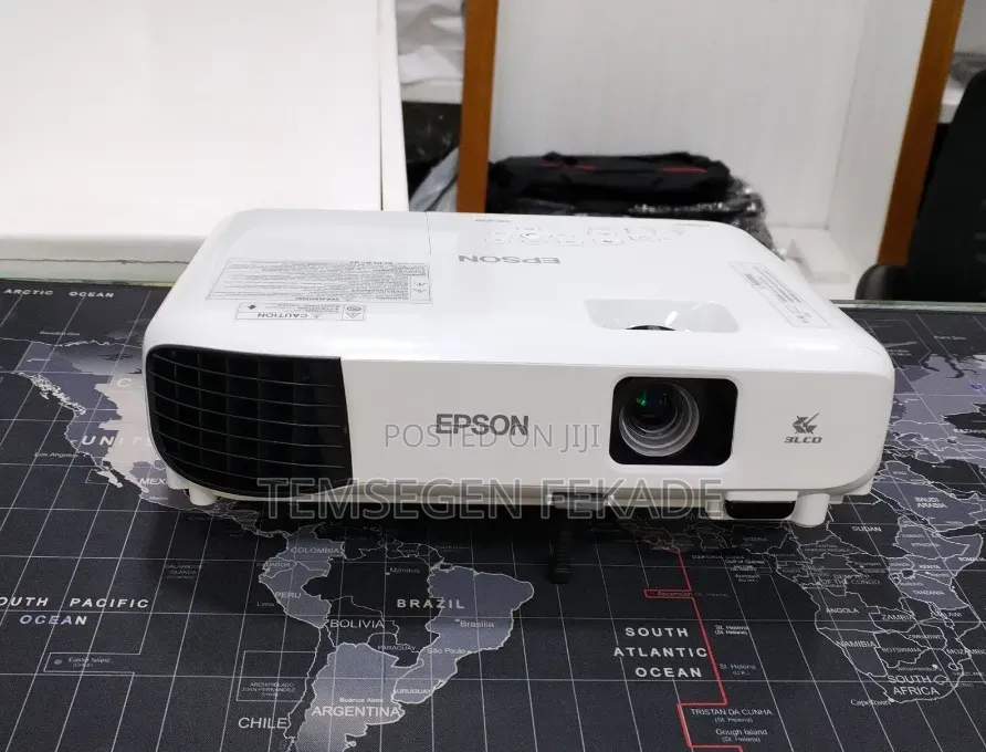 Brand New EPSON Projector With Bag , Remote