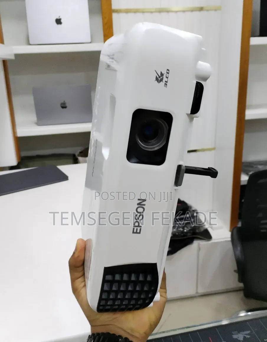 Brand New EPSON Projector With Bag , Remote