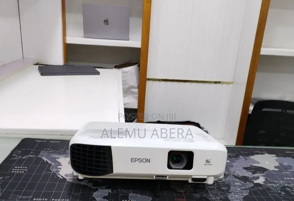Brand New EPSON Projector With Bag , Remote