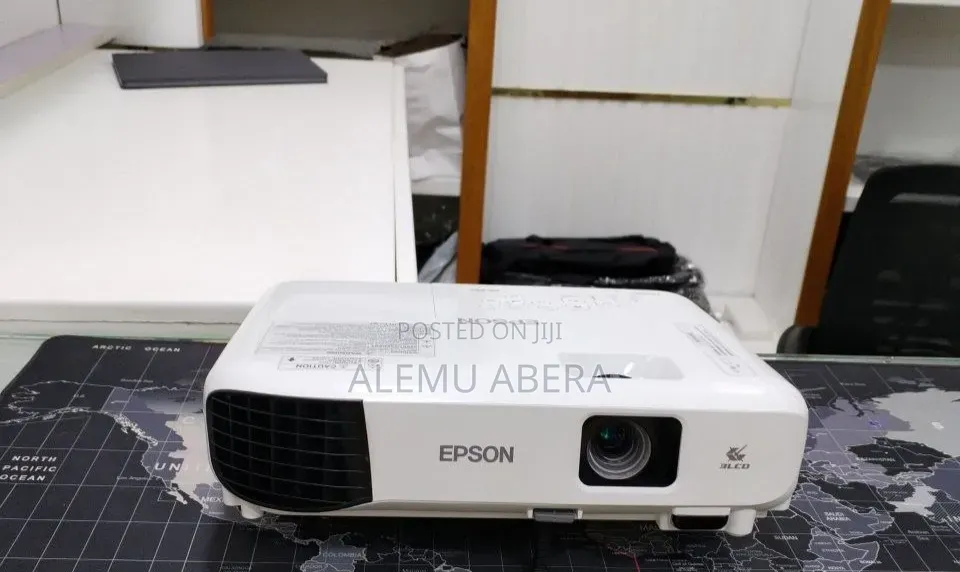Brand New EPSON Projector With Bag , Remote