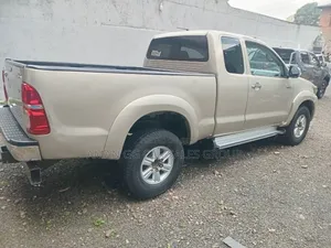 Toyota Hilux 2012 Red
