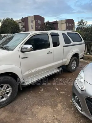 Toyota Hilux SR 4x4 2013 White