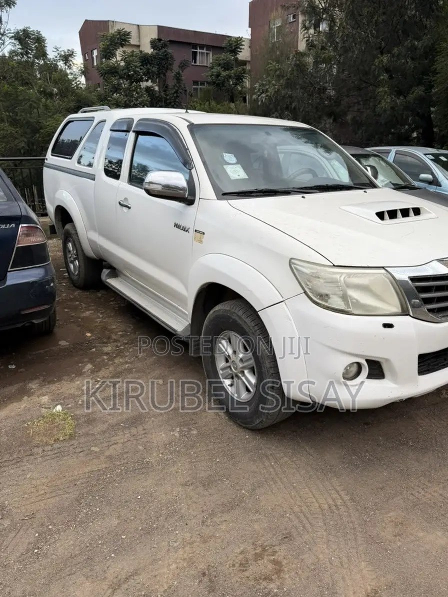 Toyota Hilux SR 4x4 2013 White