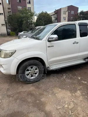Toyota Hilux SR 4x4 2013 White