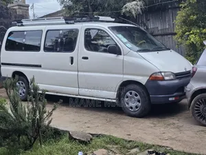 Toyota HiAce 2001 White
