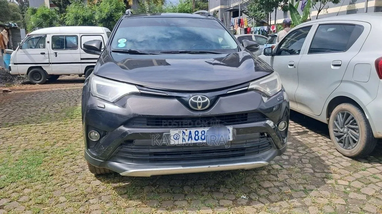 Toyota RAV4 LE FWD (2.5L 4cyl 6A) 2017 Gray