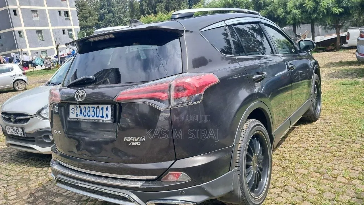 Toyota RAV4 LE FWD (2.5L 4cyl 6A) 2017 Gray