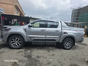 Toyota Hilux Revo Double Cab Deisel 2.4 AWD 2019 Silver