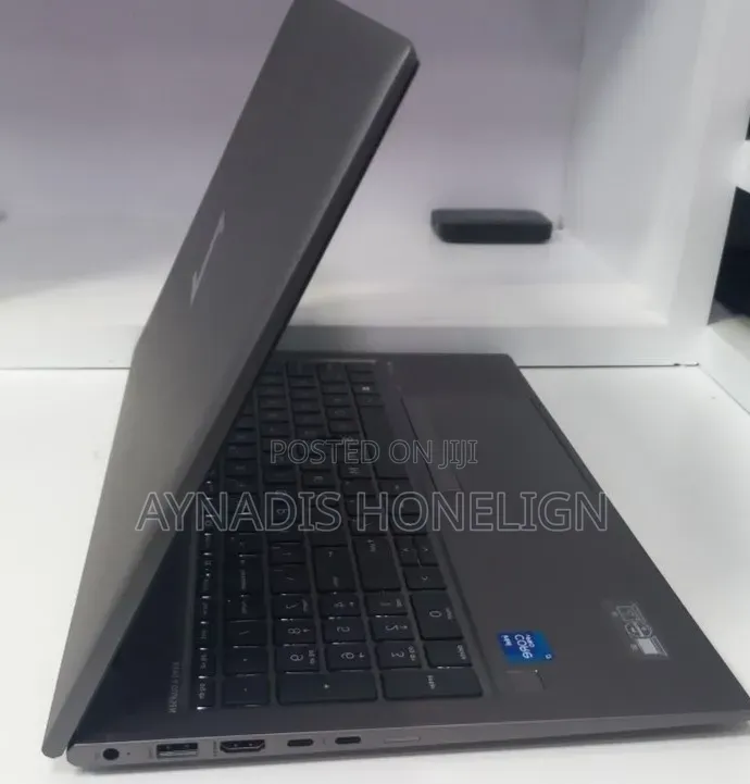 New Laptop HP ZBook Firefly G8 16GB Intel Core i7 SSD 512GB