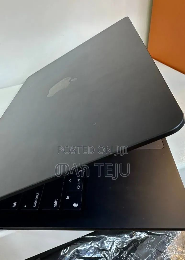 New Laptop Apple MacBook Pro 2025 M5 16GB Apple M5 SSD 512GB