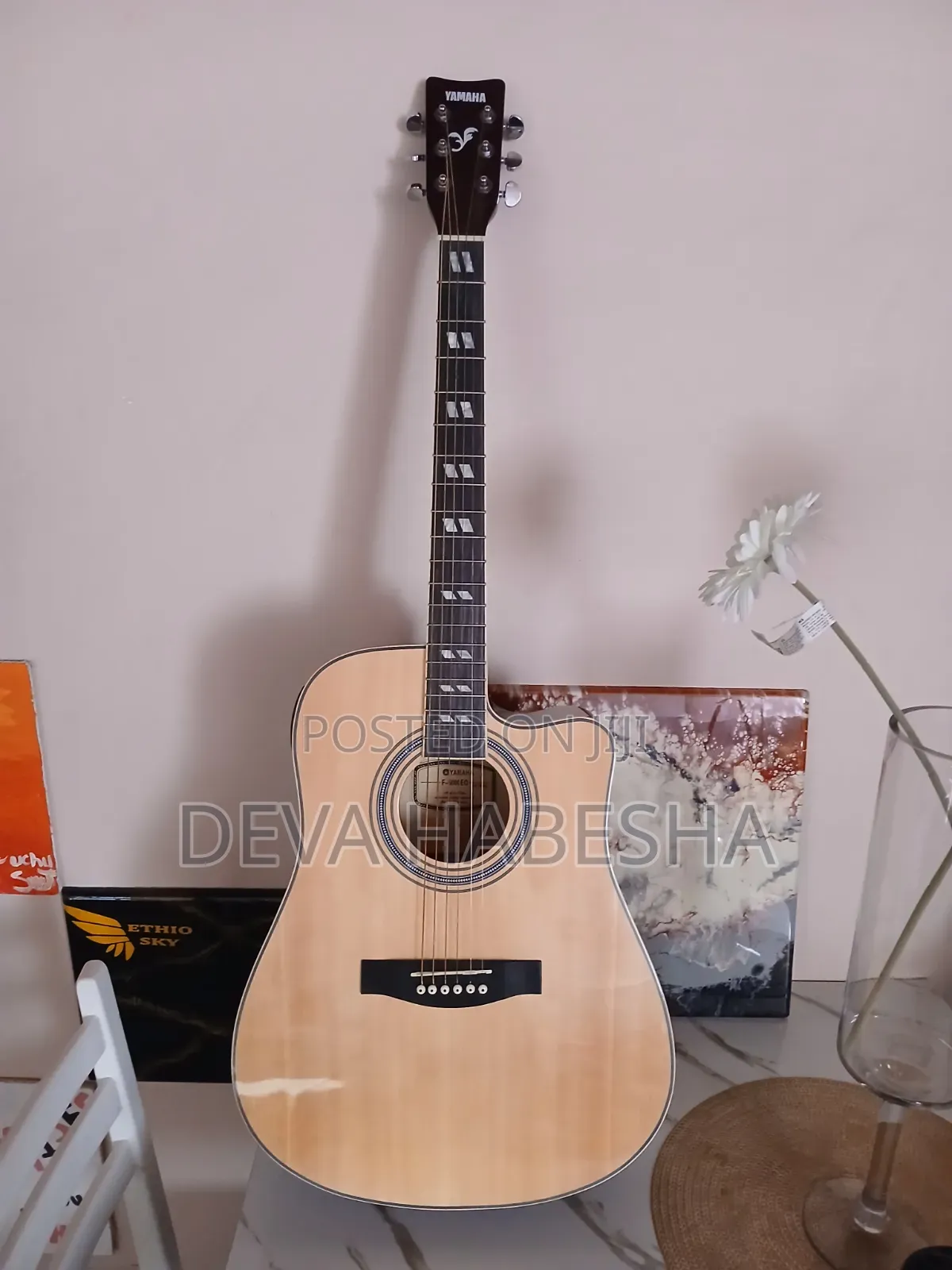 Acoustic Guitar (ጊታር)