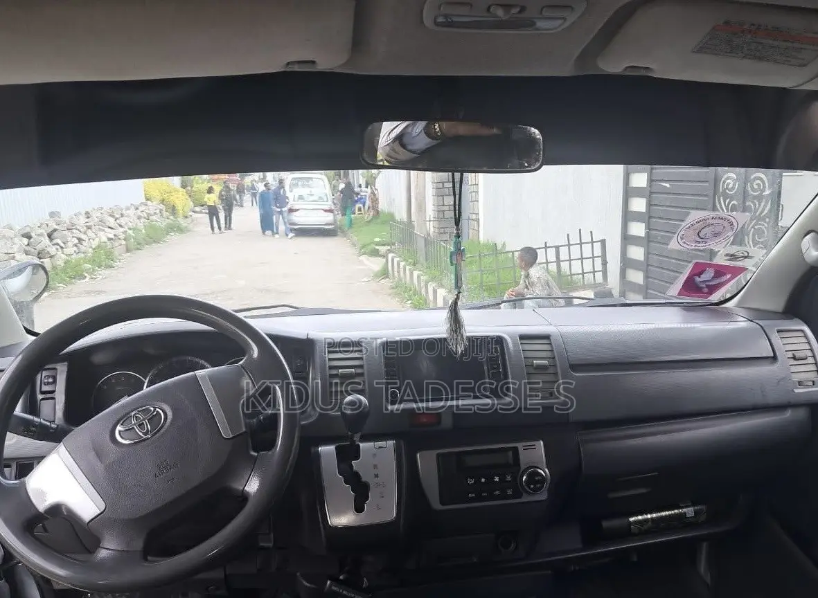 Toyota HiAce 2017 Silver
