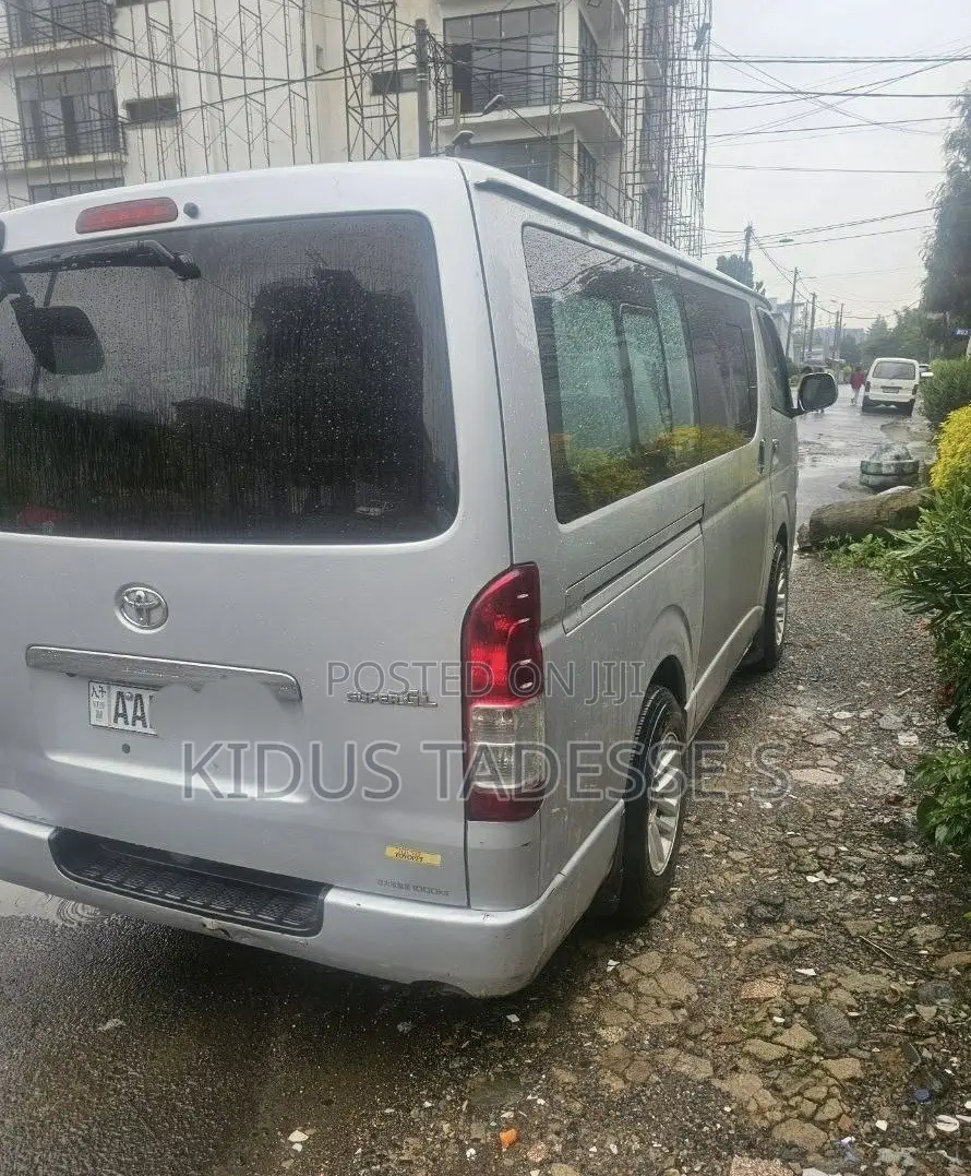 Toyota HiAce 2017 Silver