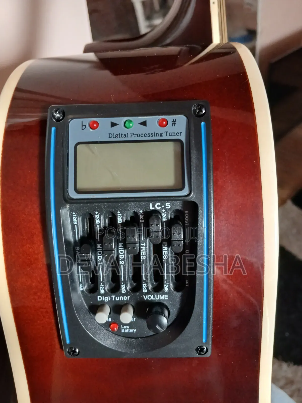 Acoustic Guitar (ጊታር)