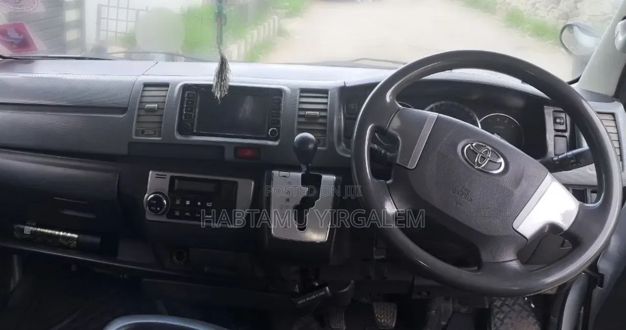 Toyota HiAce 2017 Silver