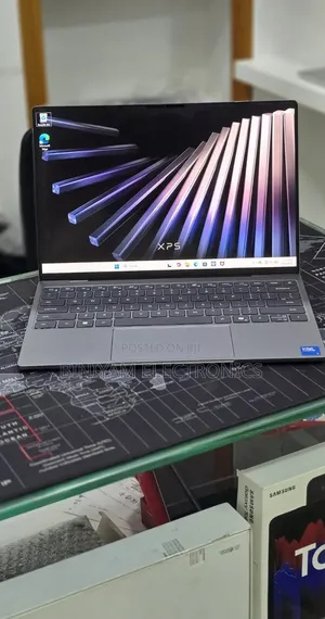 New Laptop Dell XPS 13 8GB Intel Core 5 SSD 512GB