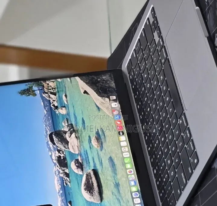 New Laptop Apple MacBook Pro 2022 M2 16GB Intel Core i7 SSD 512GB